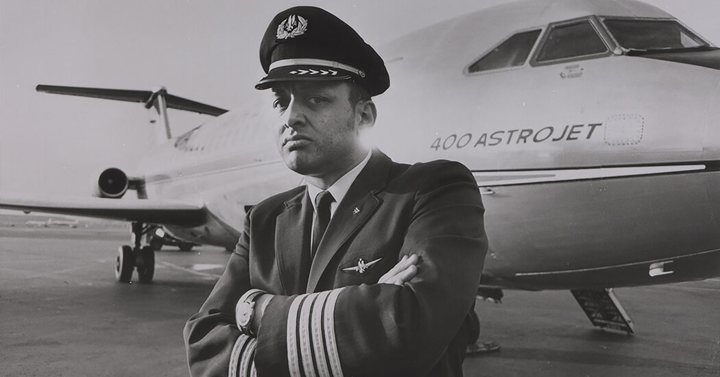 David E. Harris, Trailblazing Airline Pilot, Is Dead at 89