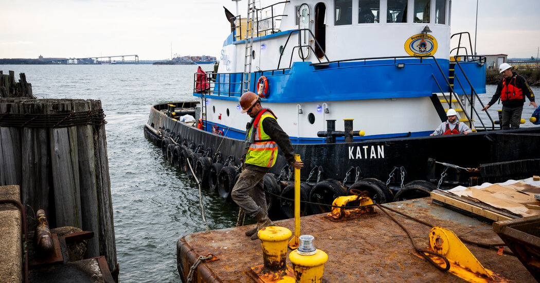 Crews at Site of Bridge Collapse Work on Removing First Piece of Debris