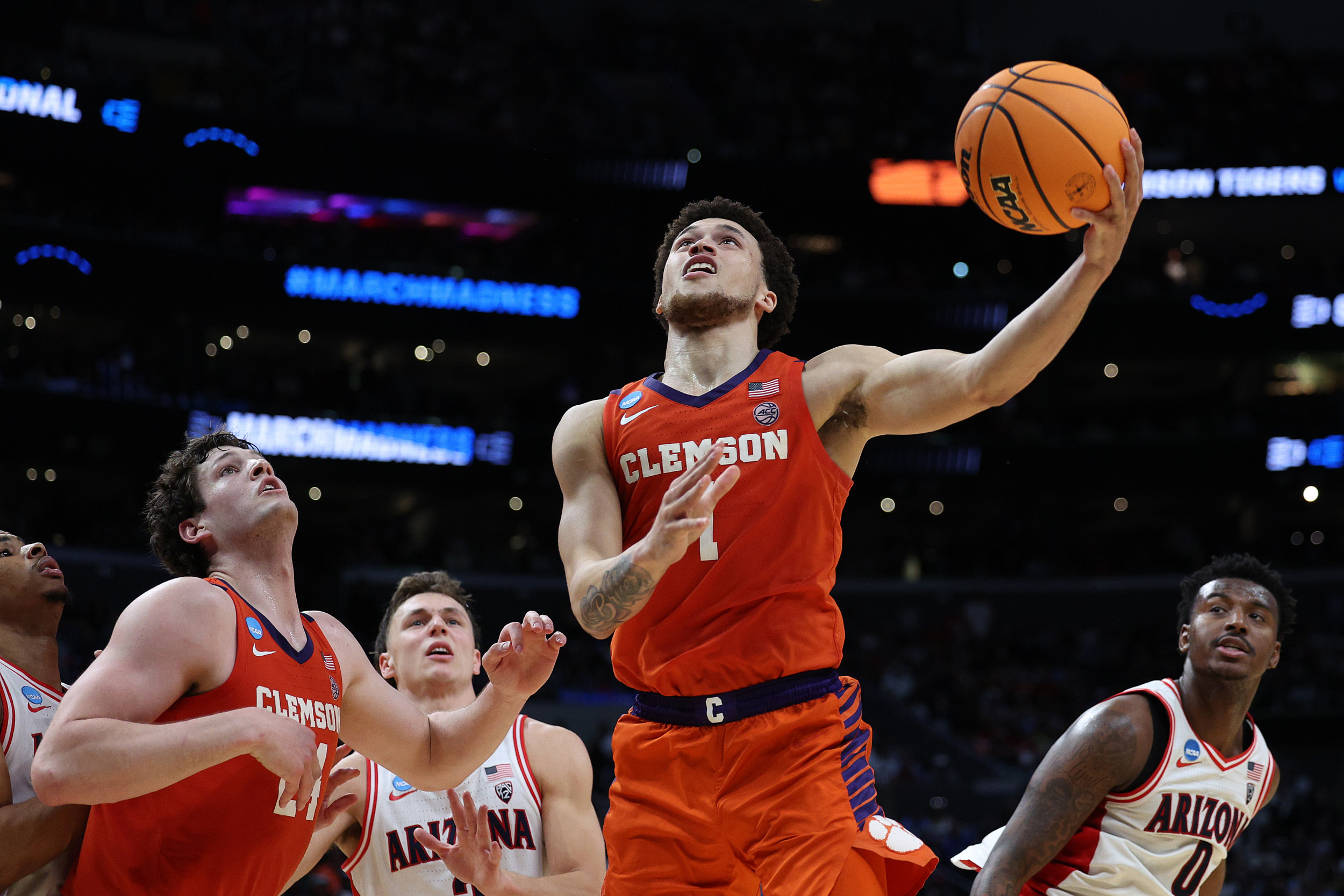 Watch Insane Chase Hunter Up-And-Under in Sweet 16 Upset