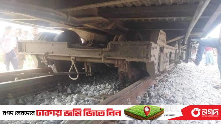 Chattla Express derailed in Cox's Bazar  All Bengal