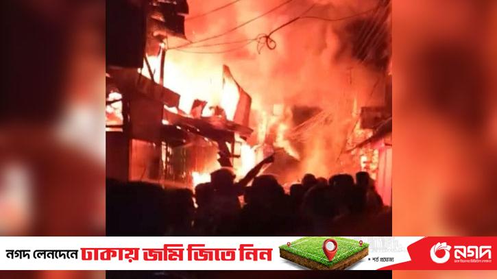 Fire in Noakhali's Chaumuhni Mosque Market, half a hundred shops damaged