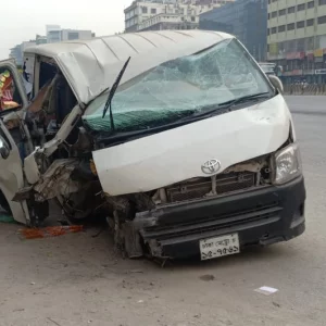 Broken pillar in the middle of the road, 7 injured including the police in two accidents in the space of three hours at night