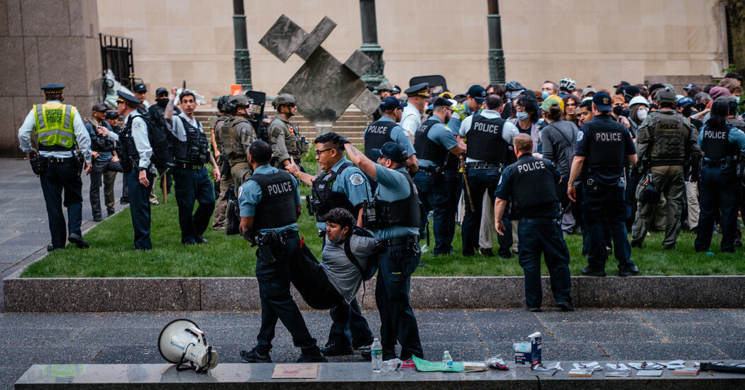 Police Arrest Dozens in Protest at Art Institute of Chicago