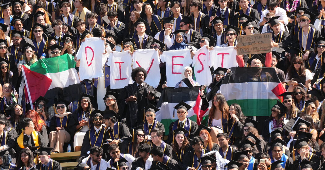 At U.C. Berkeley Ceremony, a Student Protest Draws in Hundreds