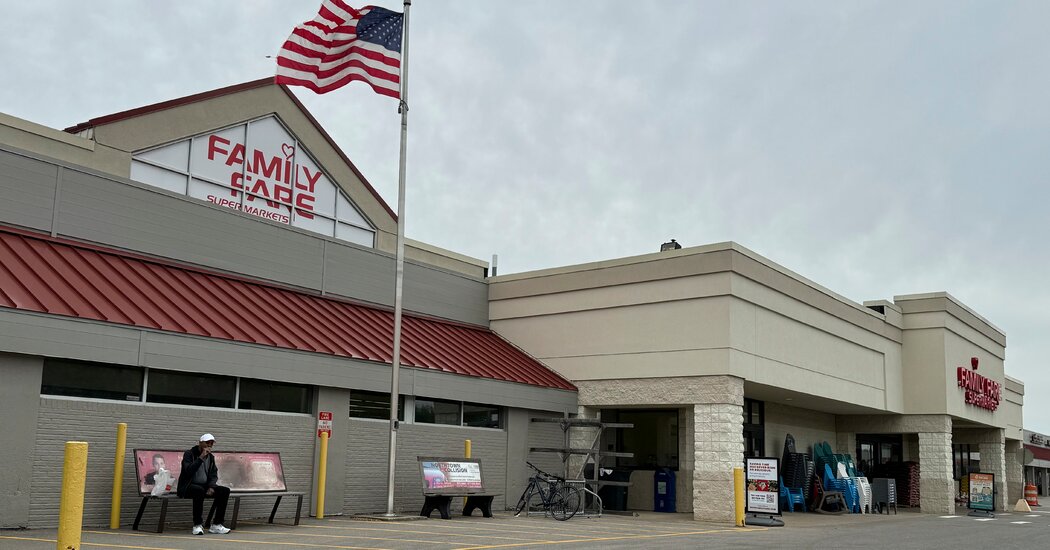 Woman Made Her Home Inside a Grocery Store’s Rooftop Sign, Police Say