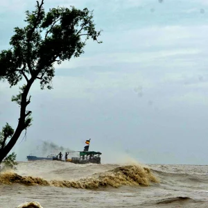 Cyclone Rimal at sea, Mongla-Paira port in danger signal number 7