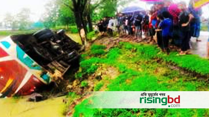 Bus lost control in Jokiganj ditch, 7 injured