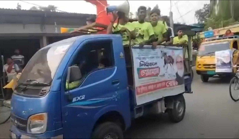 Zilla Parishad Chairman in election campaign on behalf of brother with fleet of trucks