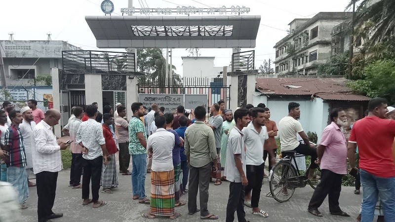 No electricity for 72 hours, surrounded and vandalized the office in anger
