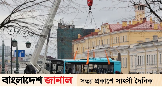 7 people died when the bus fell from the bridge into the river