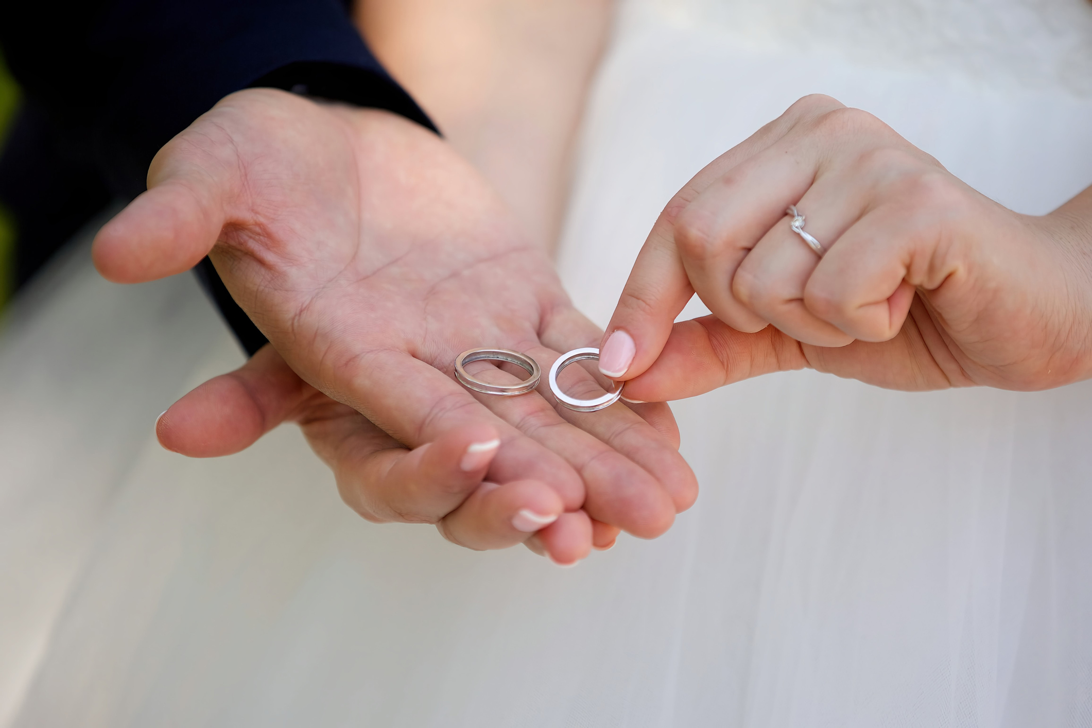 Internet Backs Woman Unsure About Taking Fiancé’s Last Name: ‘Keep Yours’
