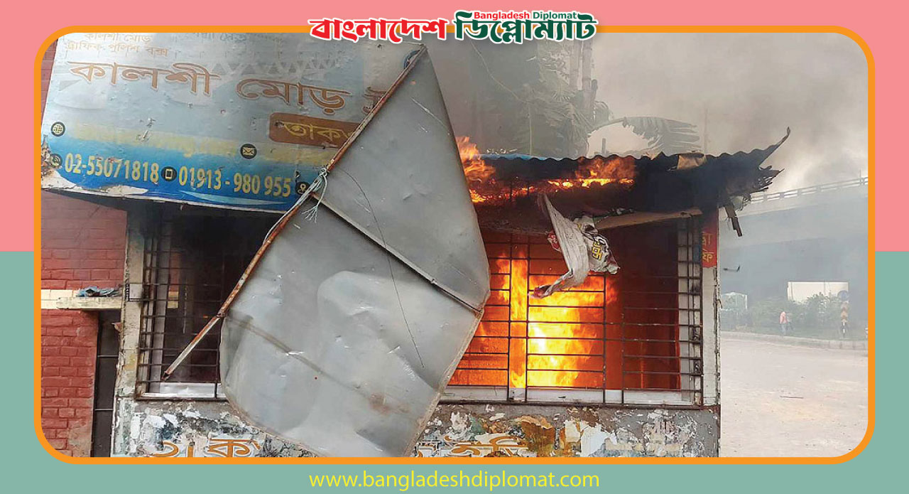 Massive clash between police and rickshaw drivers in Mirpur, police box on fire, more than half a hundred cars vandalized Bangladesh Diplomat