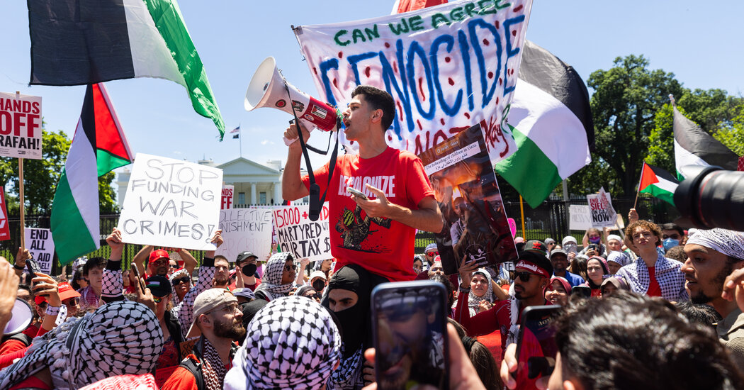 Protest Against Gaza War Draws Thousands to the White House
