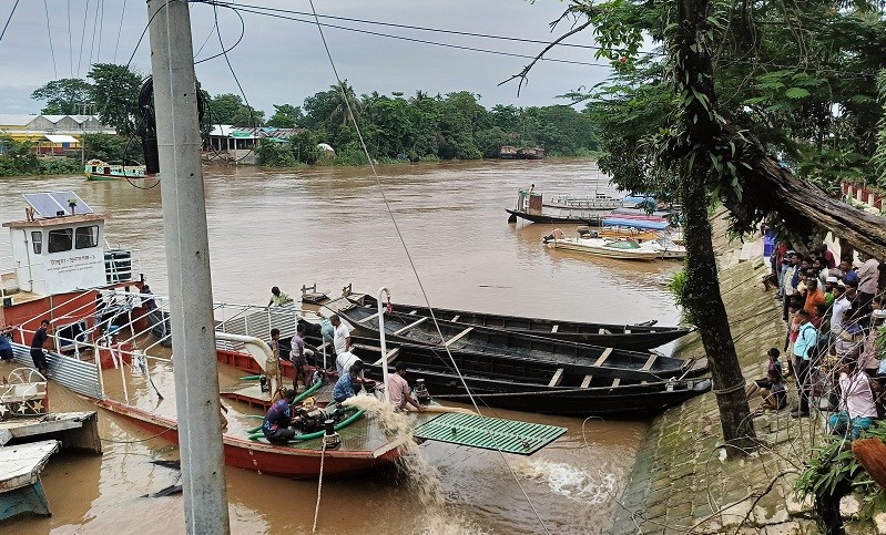 Tangua-Sunamganj 1 rescue boat drowned in the water of rescue relief office