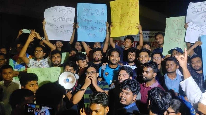 DU students protest against quota restoration