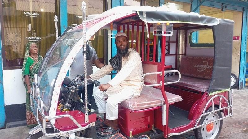 That Ramadan who was crying in front of the mosque got a new autorickshaw
