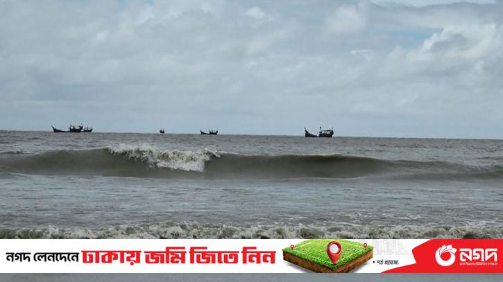 Storm surge in the sea: life of distressed fishermen