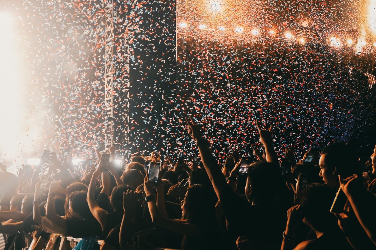 17 Interactive Event Entertainment Ideas For Large Crowds