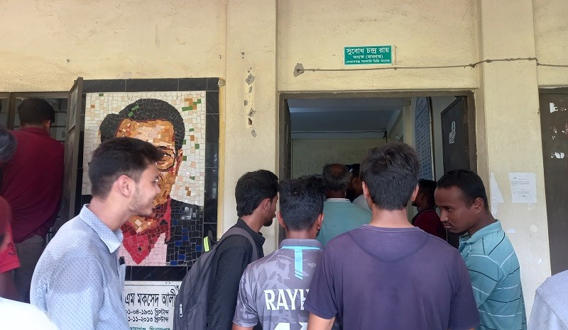 Students blocked Setabganj Government College principal with 22 demands including resignation