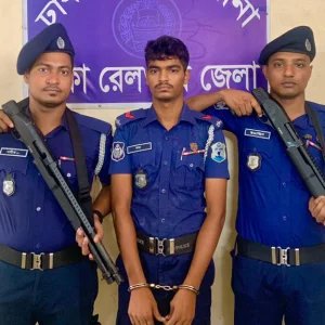 Cheating on train in police uniform, arrested 1
