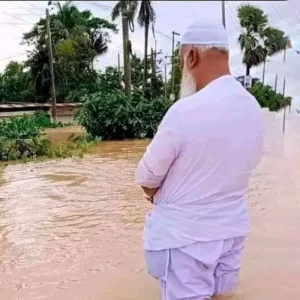 The picture of praying kneeling in the flood is viral, what is the identity of the person?