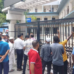 Officials and employees are working in Mosi, BNP guards to prevent public representatives from entering