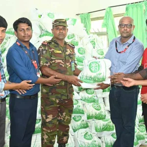 'Swapn' handed over relief to the army with the help of the flood victims.