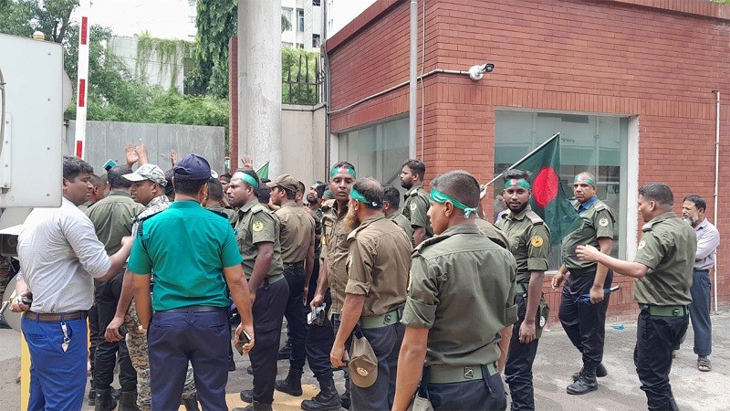 Ansar protestors have entered the secretariat