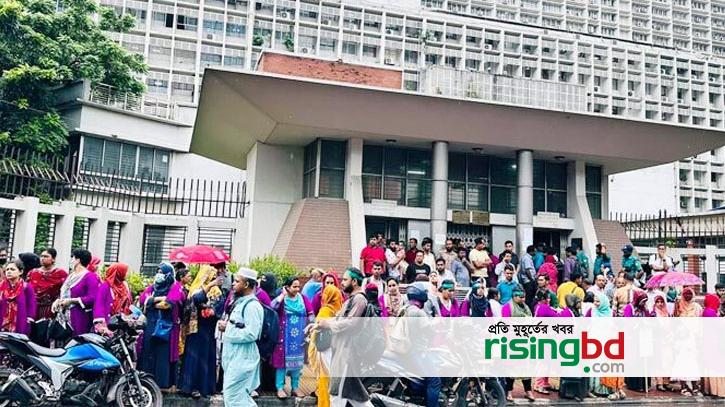 Position of women working in 'Tathya Apa' project in front of secretariat
