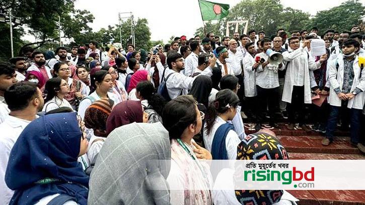 Doctors in Shahid Minar for 10-point demand