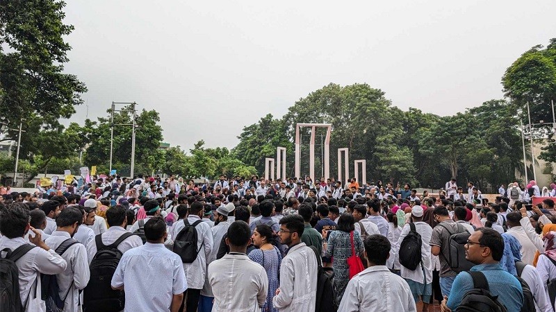 Doctors are gathering at Shaheed Minar with three-point demand