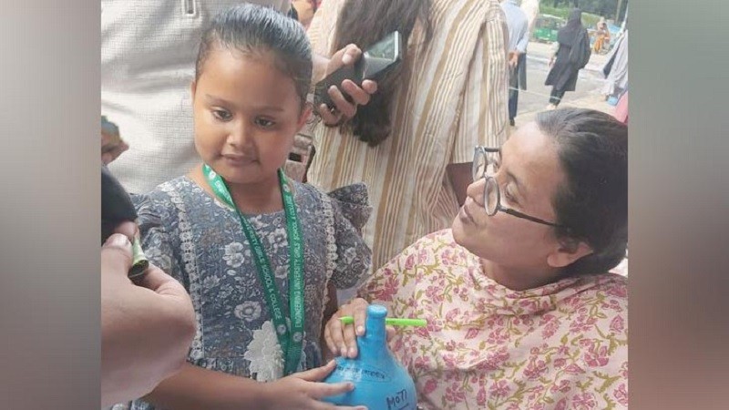 Little Mim gave the money collected to buy a bicycle to the flood victims