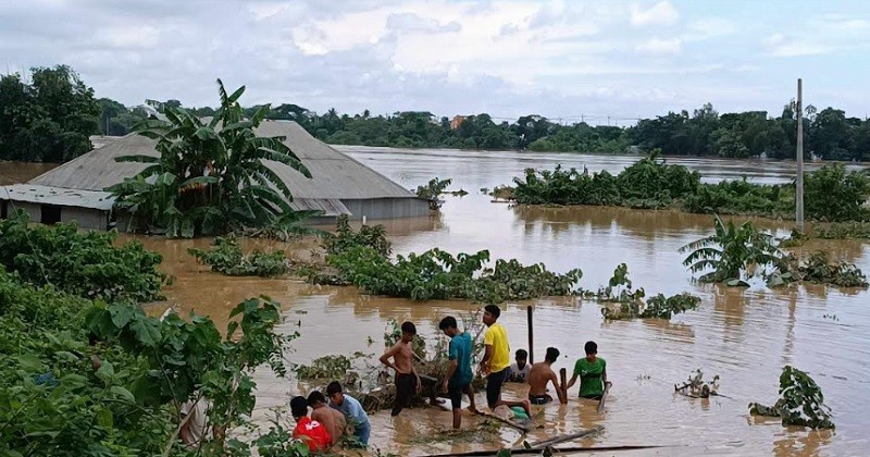10 lakh people are trapped in water due to flood in Comilla