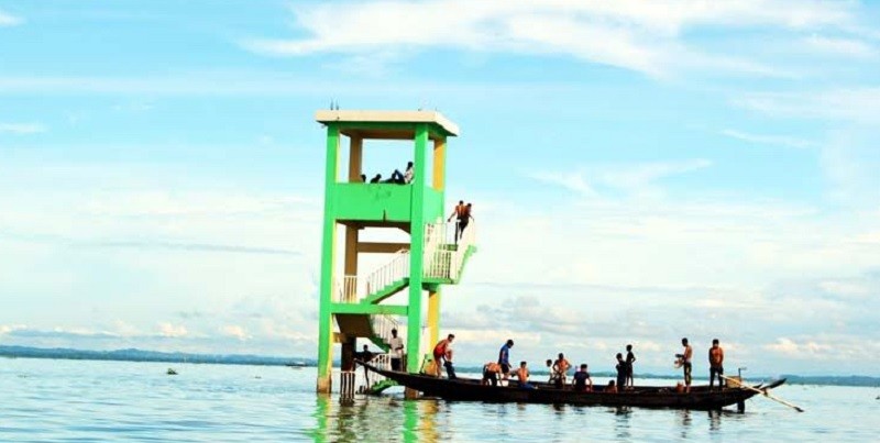 The young man died while walking in Hakaluki Haor