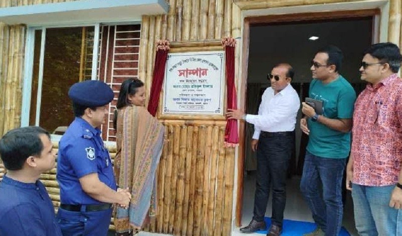 Inauguration of the spectacular Dakbungalow 'Sampan' on the beach in good evening