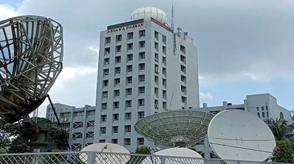 Areas with gusts of up to 60 km/h, watch out for river ports