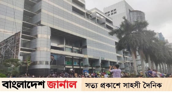 Shopkeepers of Bashundhara City blocked the road and protested
