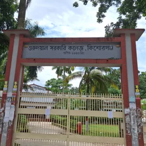 Students of two dormitories clashed over flood victims' relief money, over fifty injured