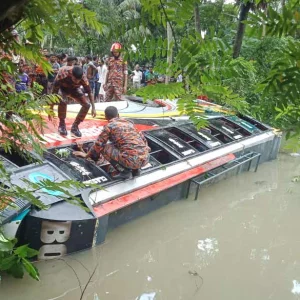 Bus lost control in Jhalakathi and fell into ditch, 12 injured