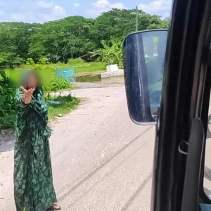 People raise their hands when they see the relief vehicle