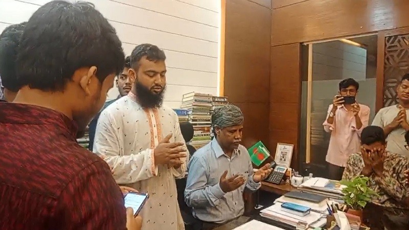 The students bid farewell to the dean by reciting the Quran and praying