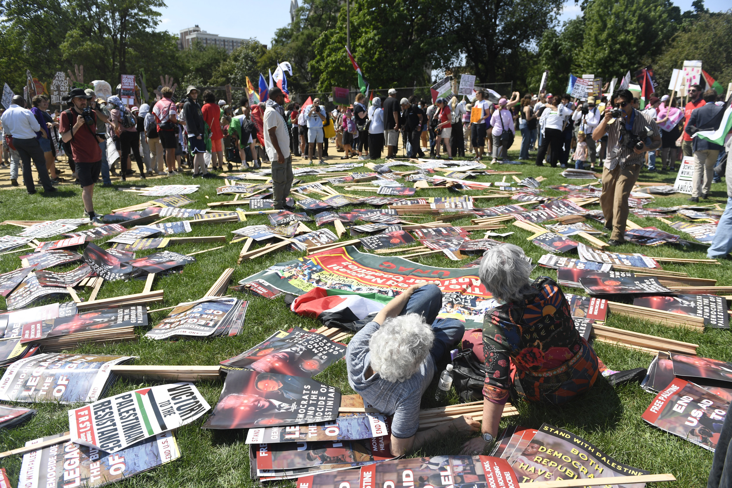 Pro-Palestinian Protests Off to Underwhelming Start As 2024 DNC Begins