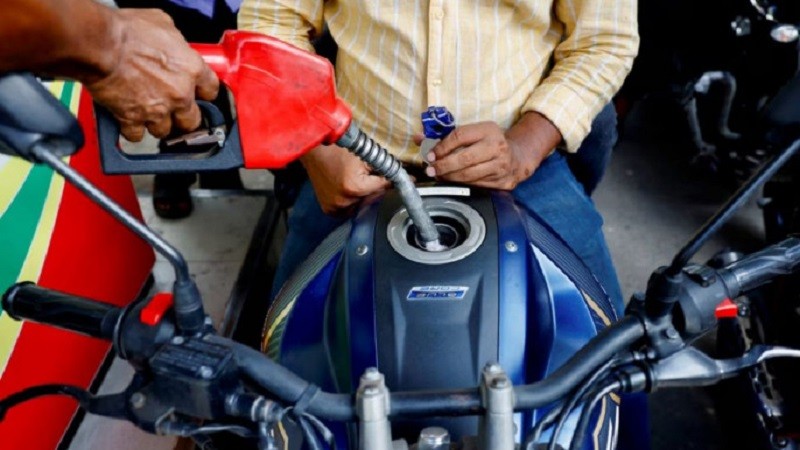 The government will reduce the price of fuel from September
