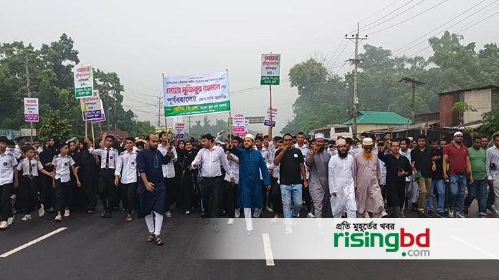 Road blockade demanding reinstatement of ex-mayor in Kaliakore