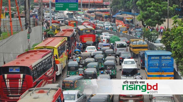 The pressure of cars on the streets of the capital, the location program has increased the traffic jam