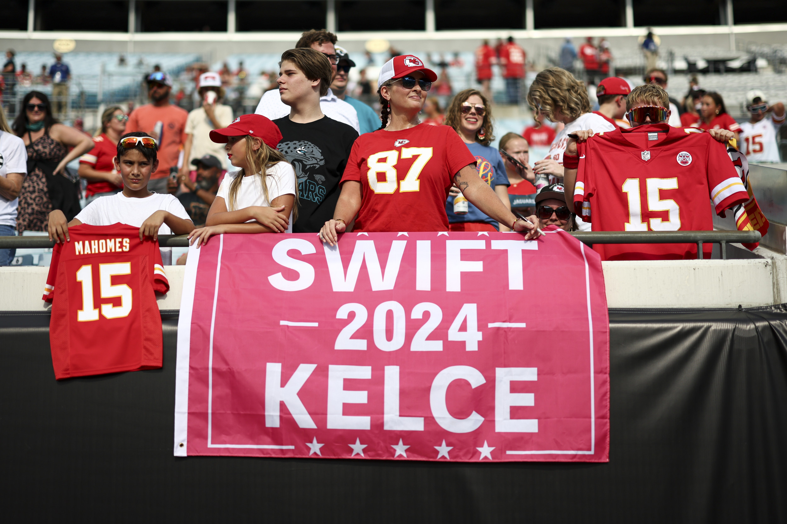 Why Anchors Think Travis Kelce Purchased Taylor Swift’s Engagement Ring