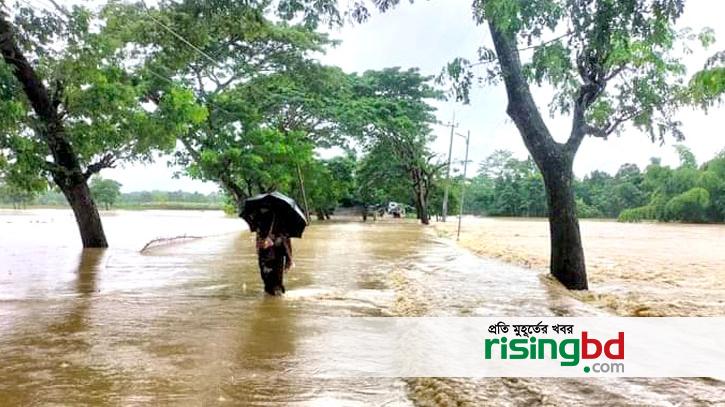 The road is submerged, traffic is stopped, two hundred tourists are stranded