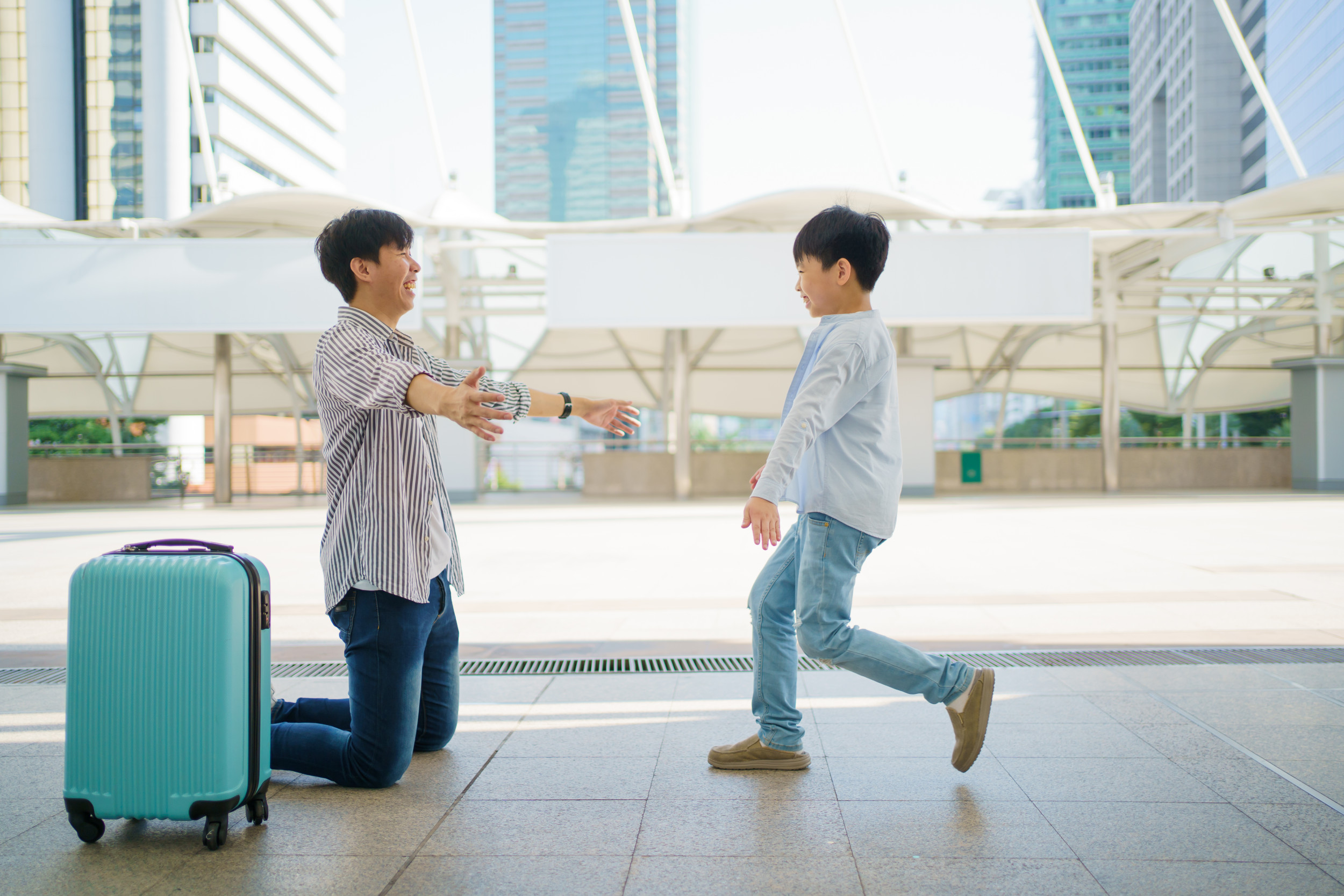 Mom and Son Decide to Surprise Dad at Airport With ‘Priceless’ Welcome Sign