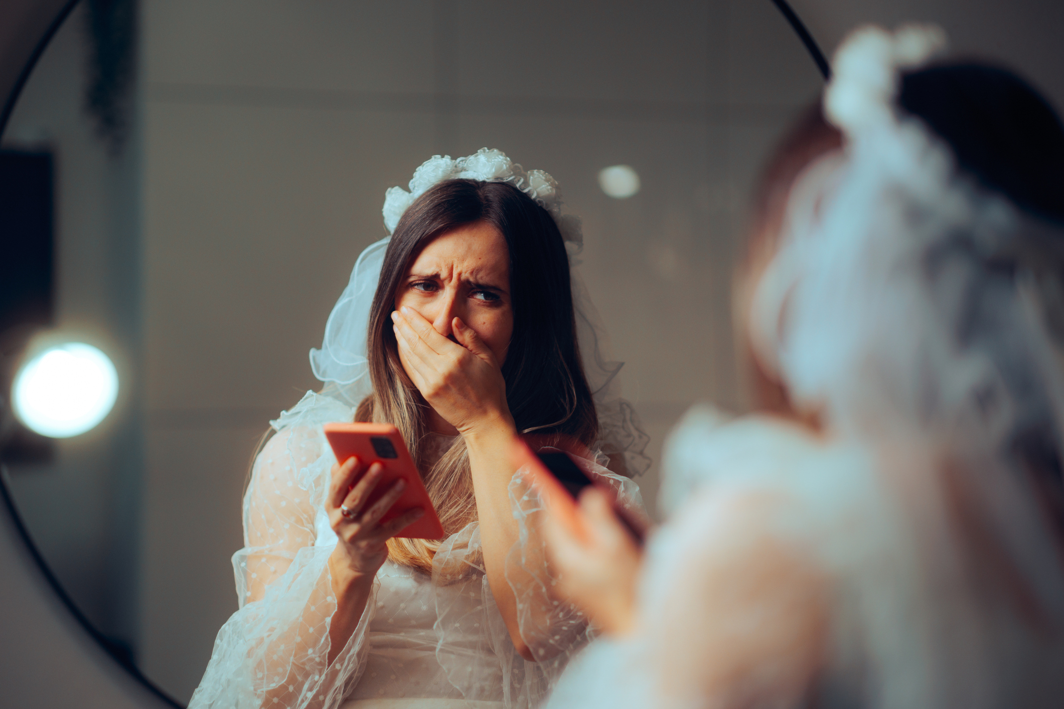 Bride praised for not waiting on mom who was late to the wedding