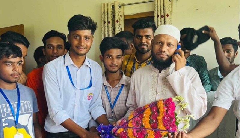 The students welcomed the principal who was forced to resign with flowers